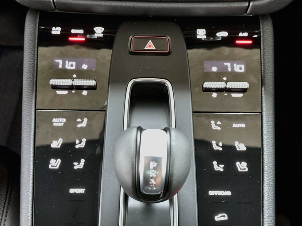 New 2026 Porsche Macan AWD/4WD image 18