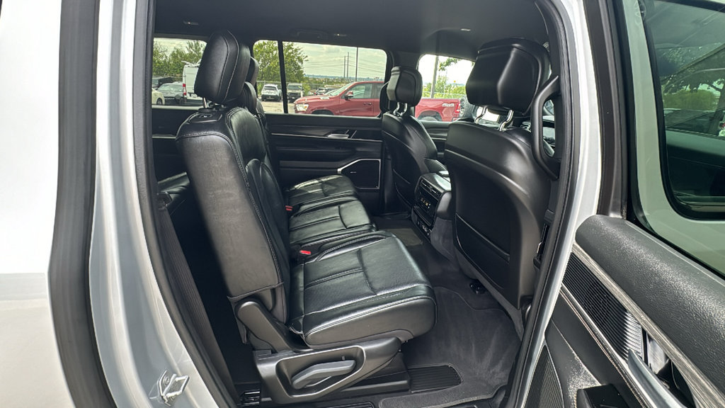 Used 2024 Jeep Wagoneer L Series II w/ Flexible Seating Group RWD image 22