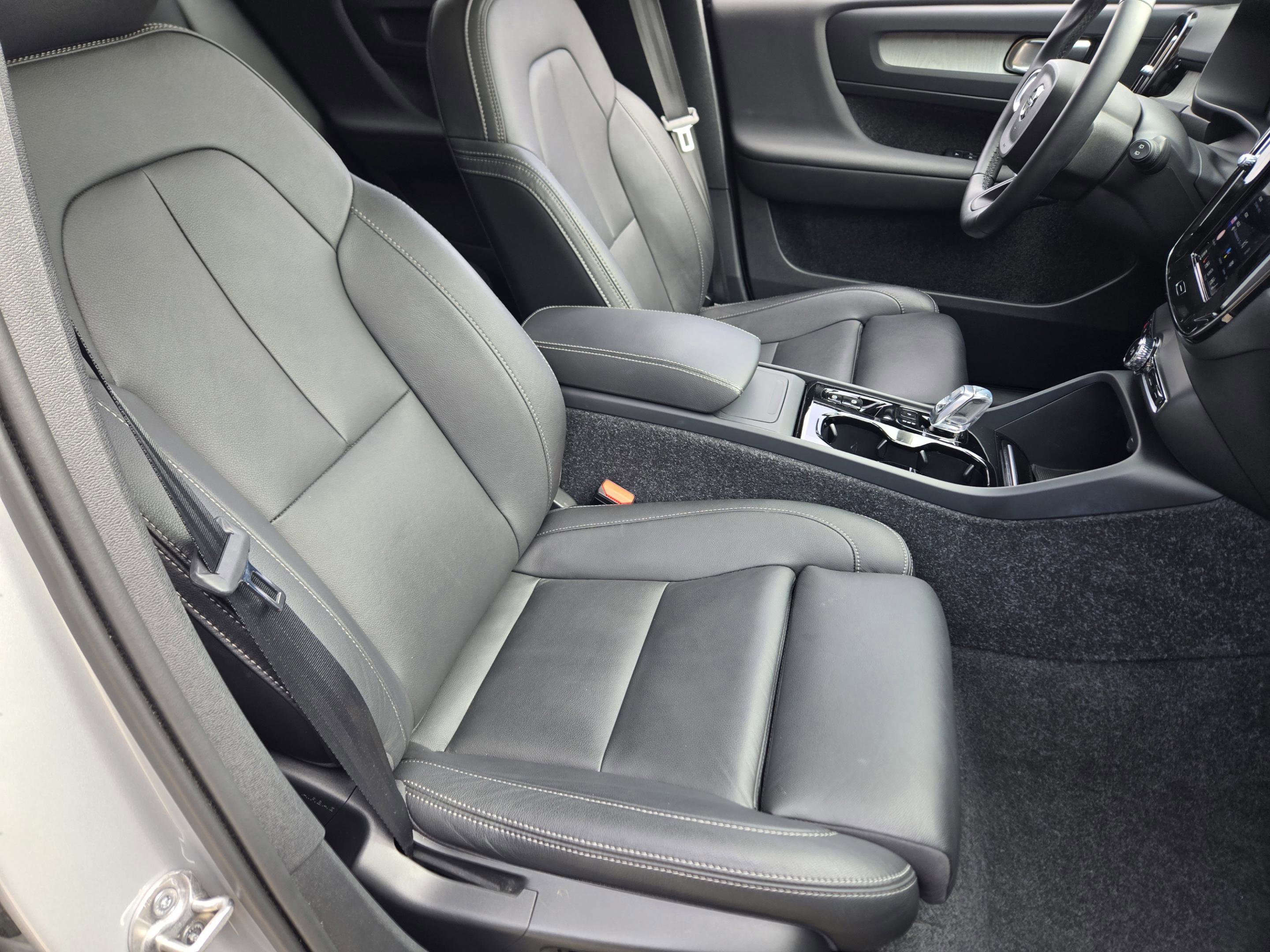 Used 2025 Volvo XC40 B5 Plus image 22