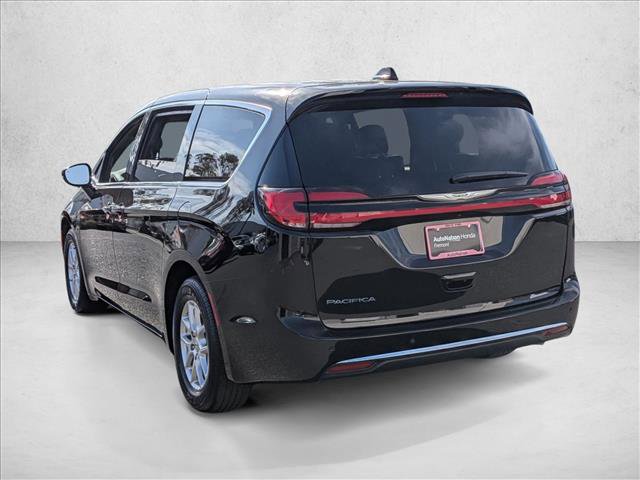 Used 2025 Chrysler Pacifica Select image 8