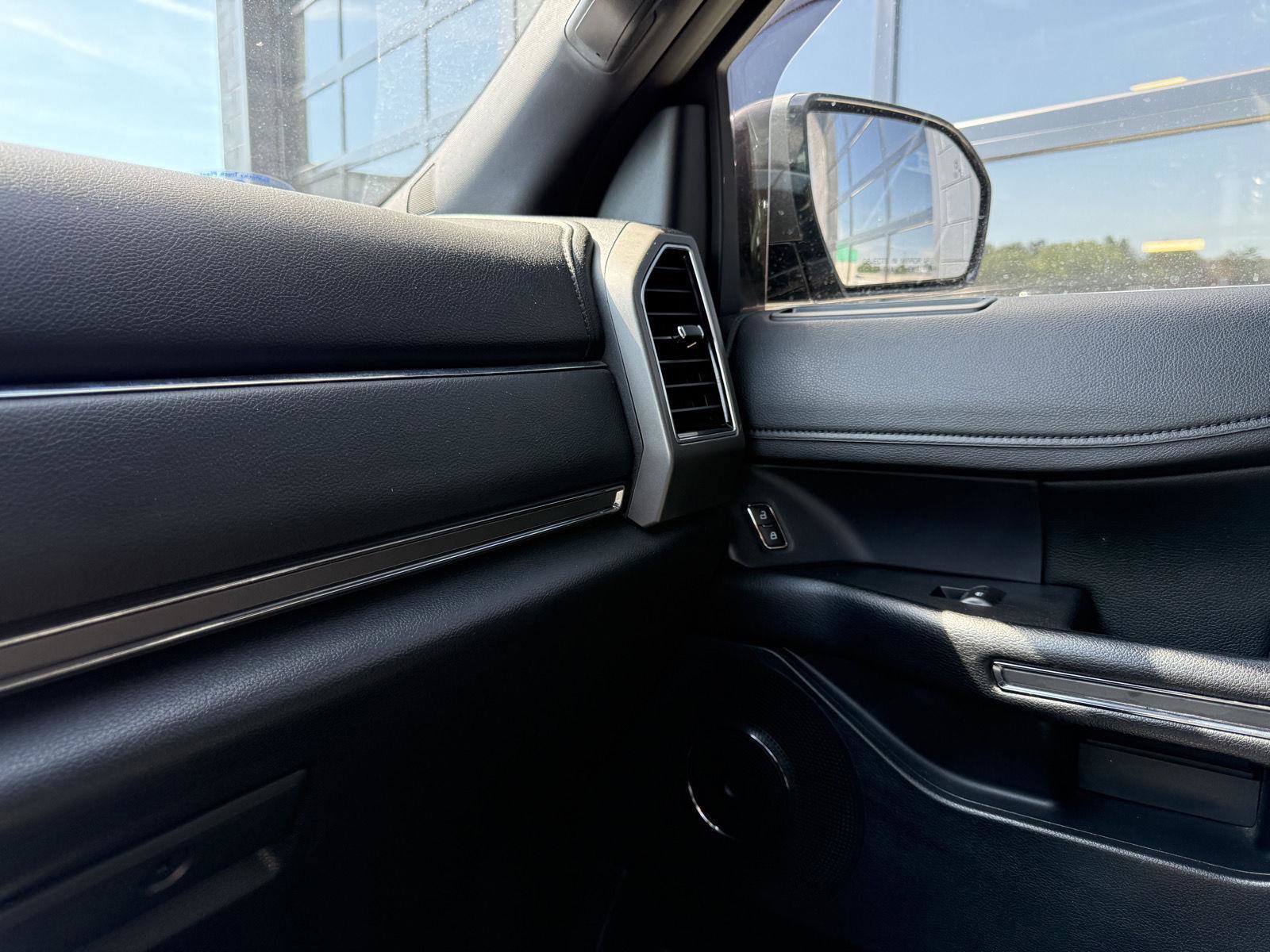 Used 2019 Ford Expedition XLT w/ Equipment Group 202A AWD/4WD image 10