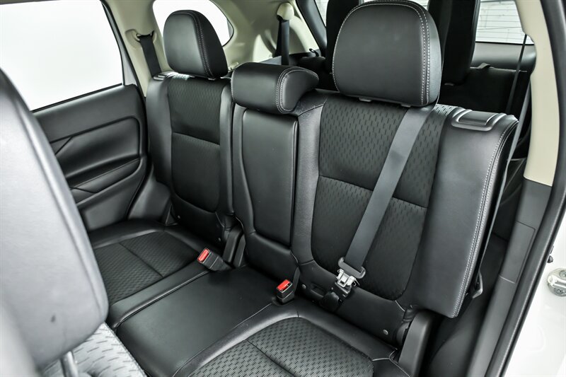 Used 2015 Mitsubishi Outlander SE AWD/4WD image 17