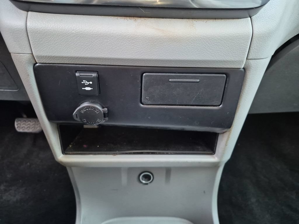 Used 2018 Toyota Sienna LE w/ Carpet Mat Package FWD image 19