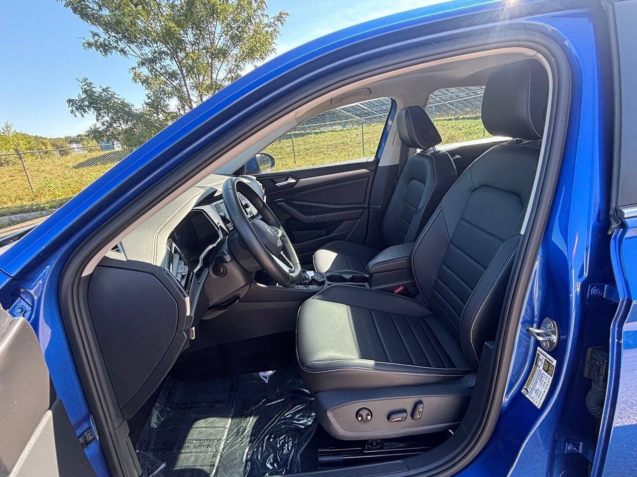 Used 2024 Volkswagen Jetta SE w/ Panoramic Sunroof Package FWD image 4