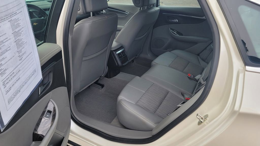 Used 2014 Chevrolet Impala LT w/ Convenience Package image 25