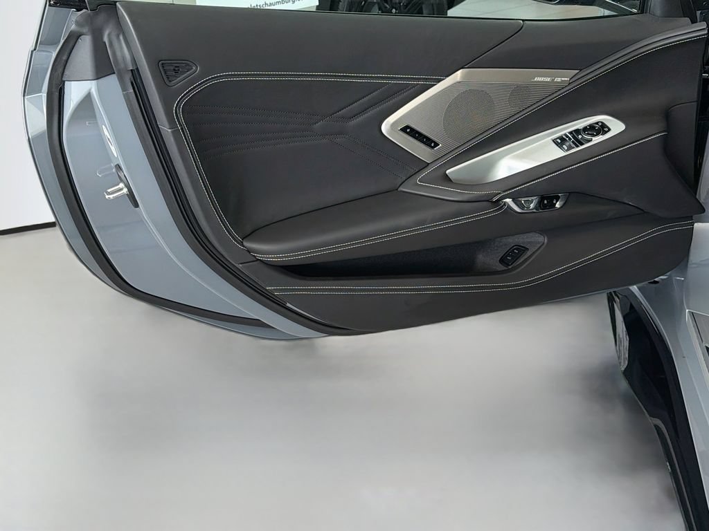 Used 2025 Chevrolet Corvette Z06 RWD image 18