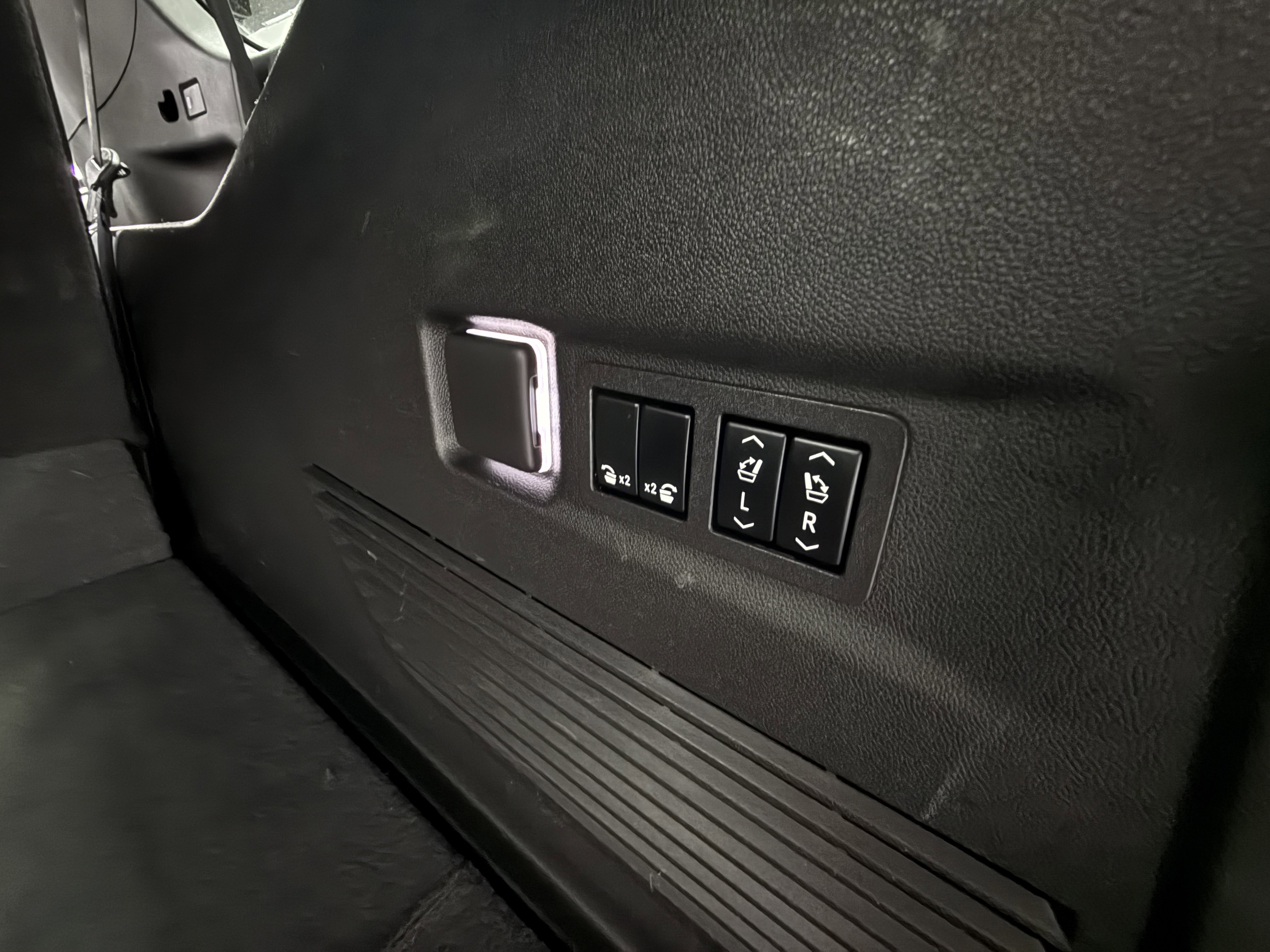 Used 2023 GMC Yukon XL Denali Ultimate image 33