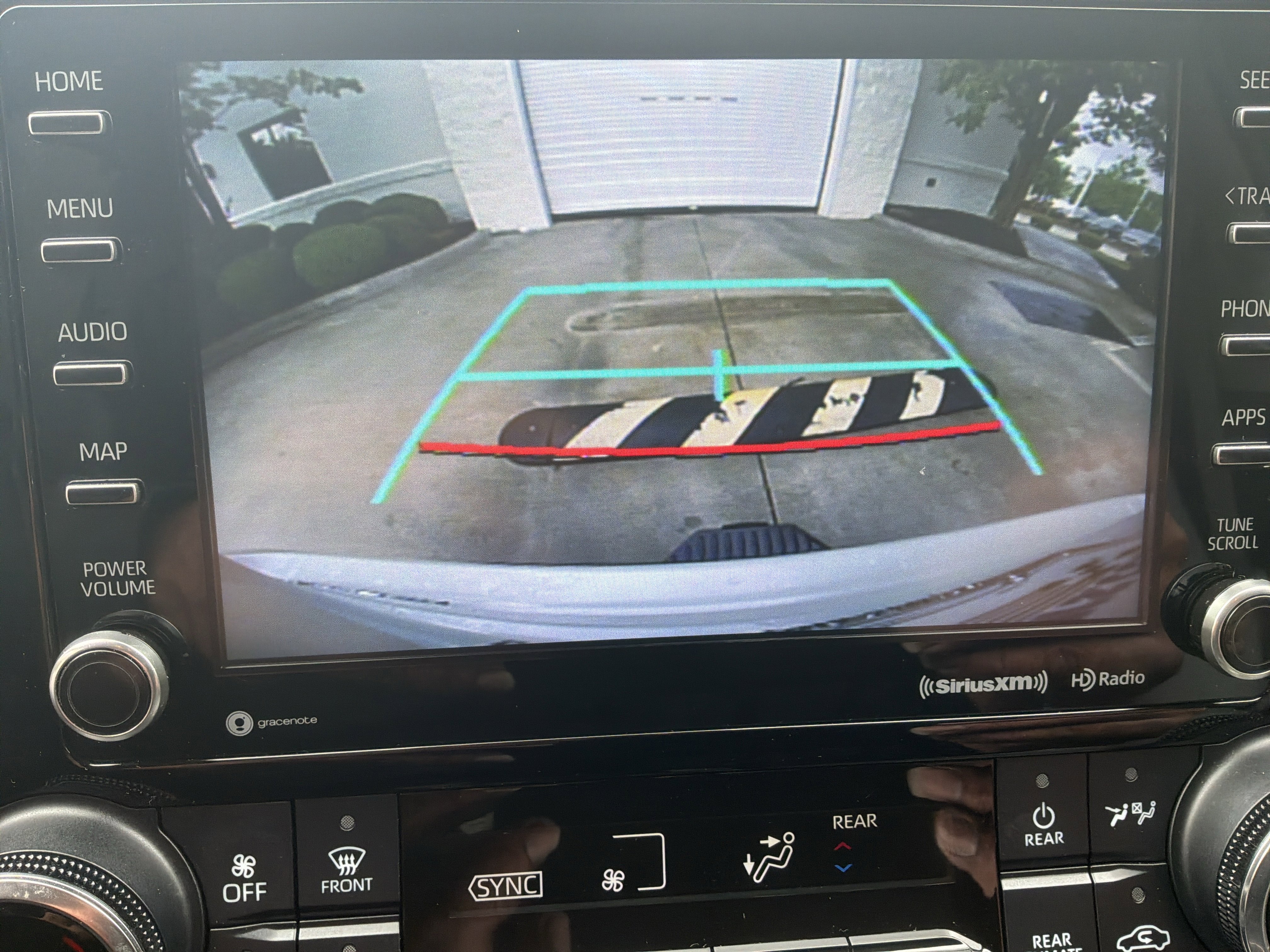 Used 2022 Toyota Highlander XLE FWD image 25