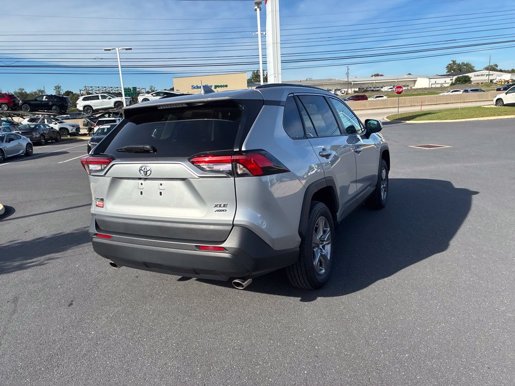 Used 2025 Toyota RAV4 XLE AWD/4WD image 10