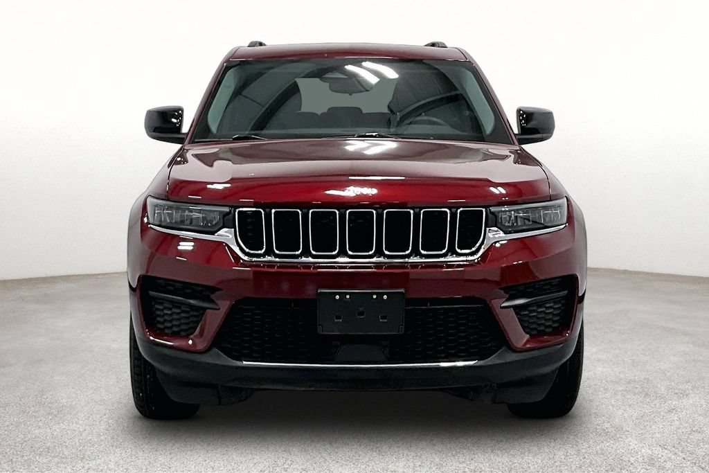 Used 2023 Jeep Grand Cherokee Laredo AWD/4WD image 3