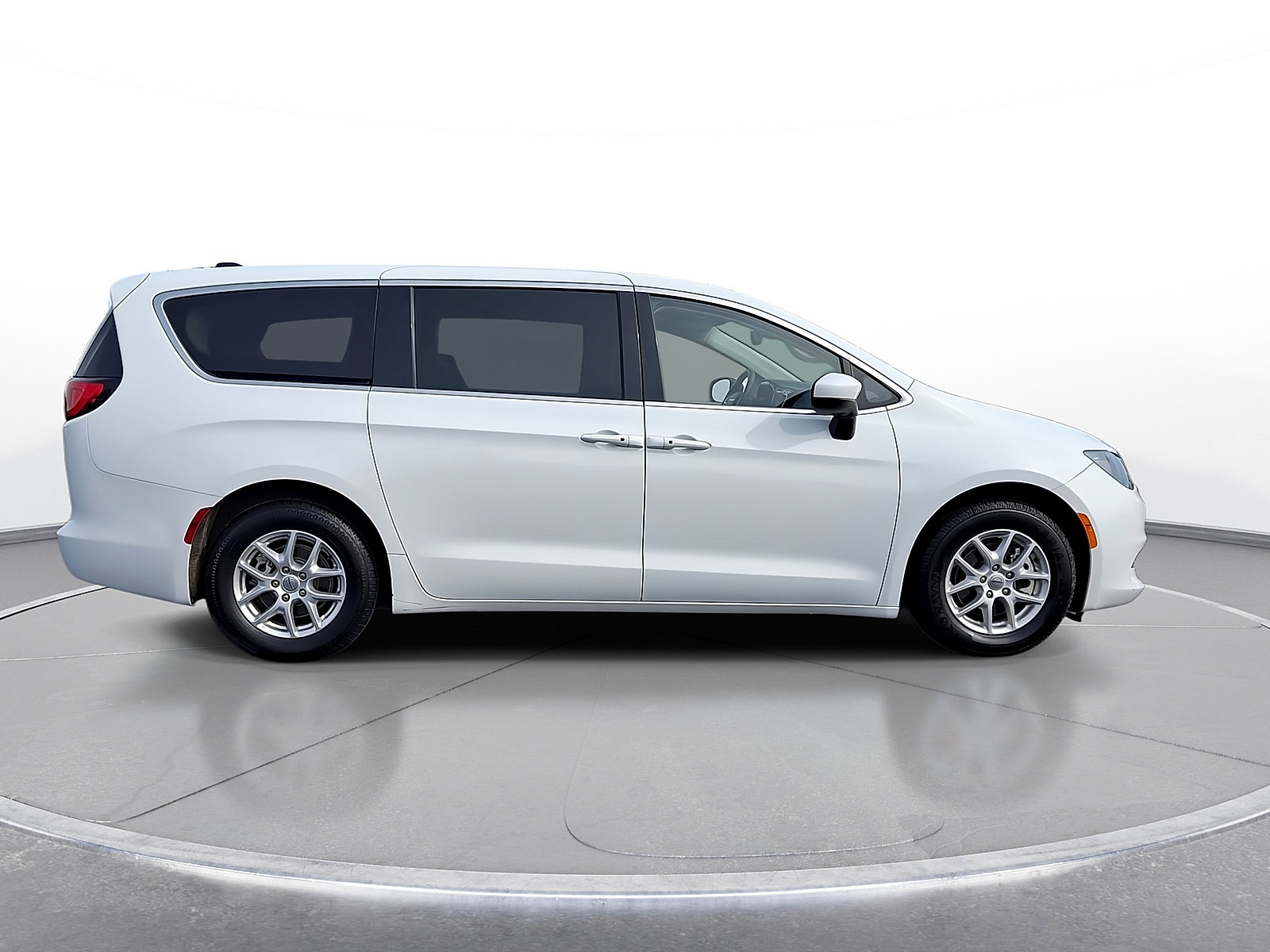 Used 2023 Chrysler Voyager LX FWD image 9