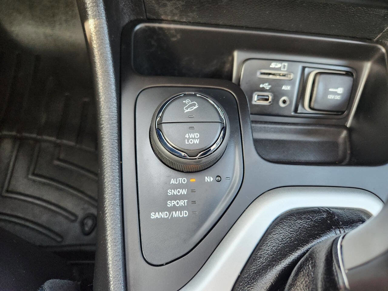 Used 2017 Jeep Cherokee Overland w/ Technology Group image 27