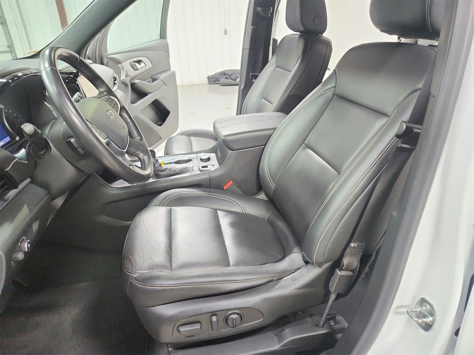 Used 2022 Chevrolet Traverse LT w/ Midnight/Sport Edition image 19