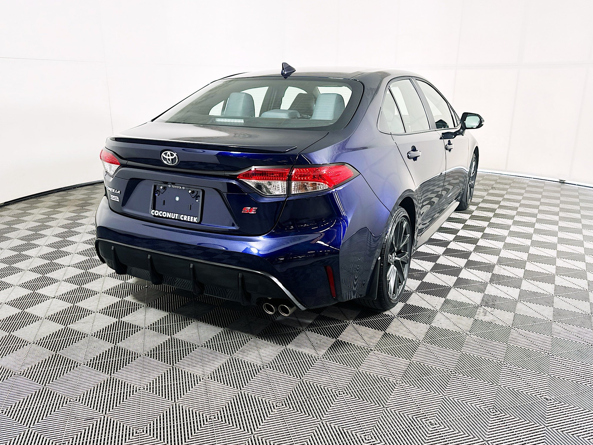 Used 2025 Toyota Corolla SE FWD image 3