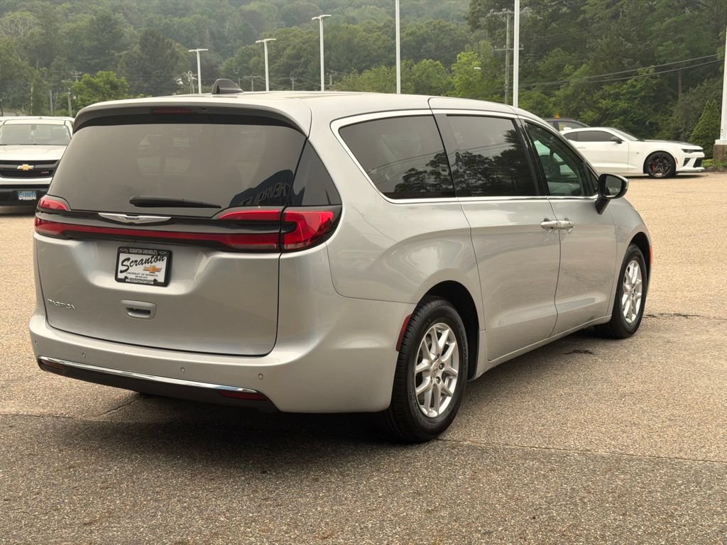 Used 2023 Chrysler Pacifica Touring-L FWD image 7