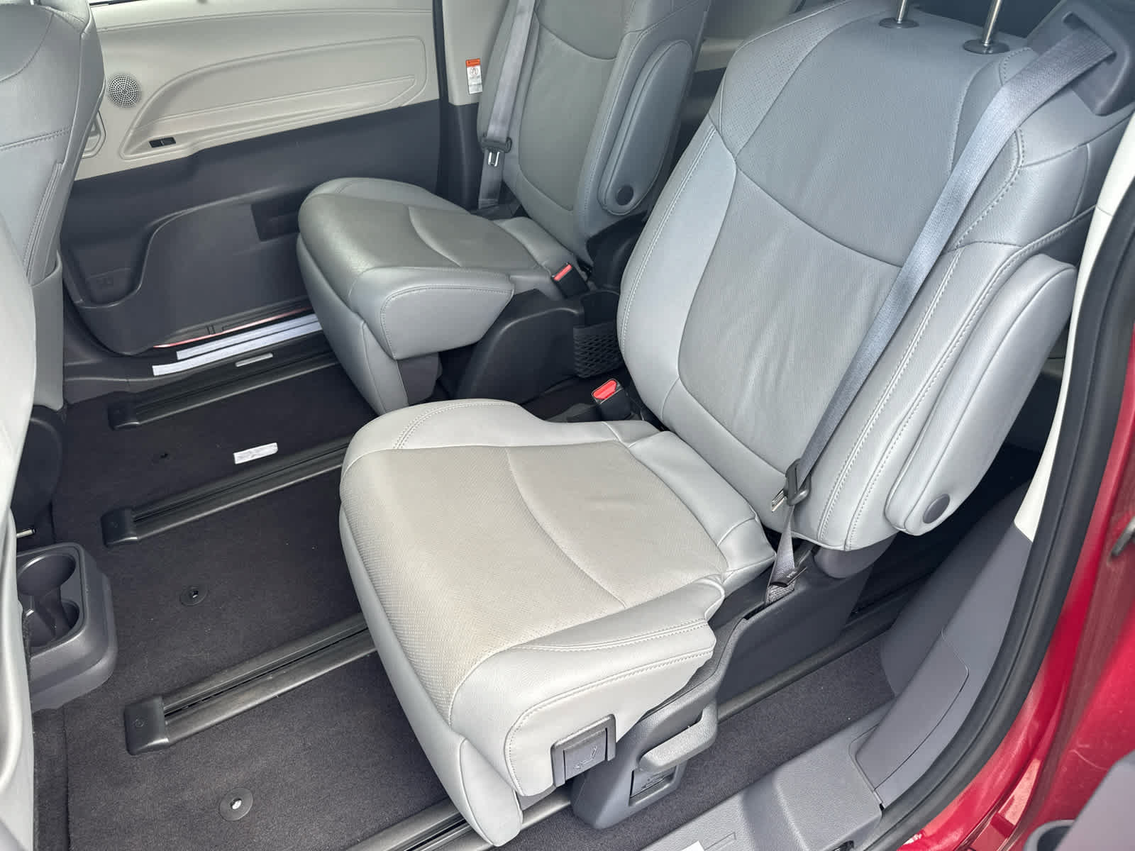 Used 2023 Toyota Sienna Limited FWD image 10