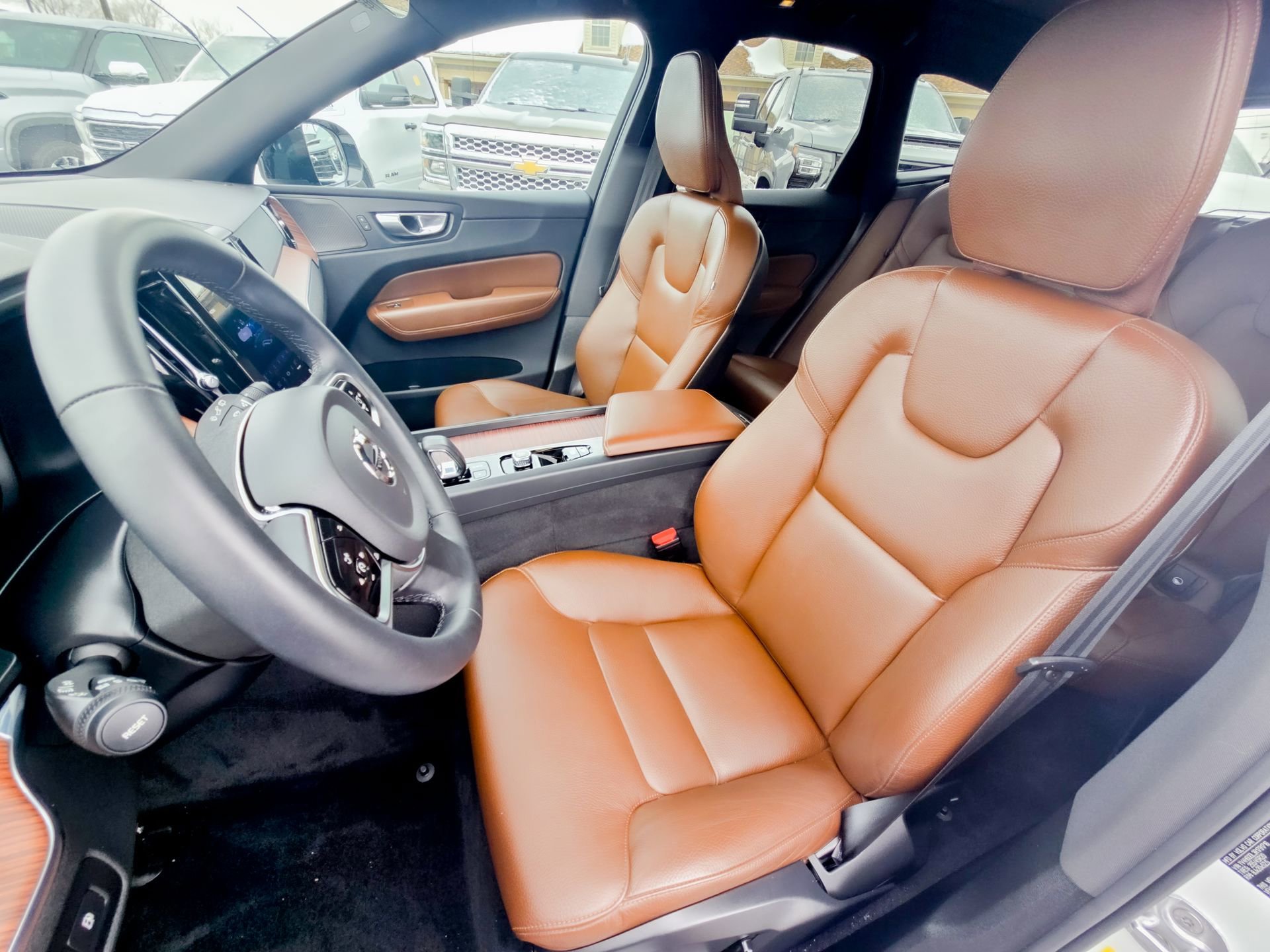 Used 2024 Volvo XC60 T8 Plus w/ Climate Package image 32