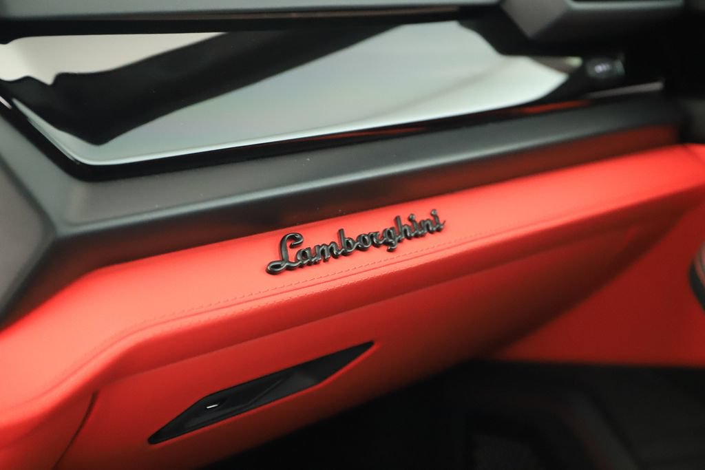 Used 2025 Lamborghini Urus SE AWD/4WD image 32