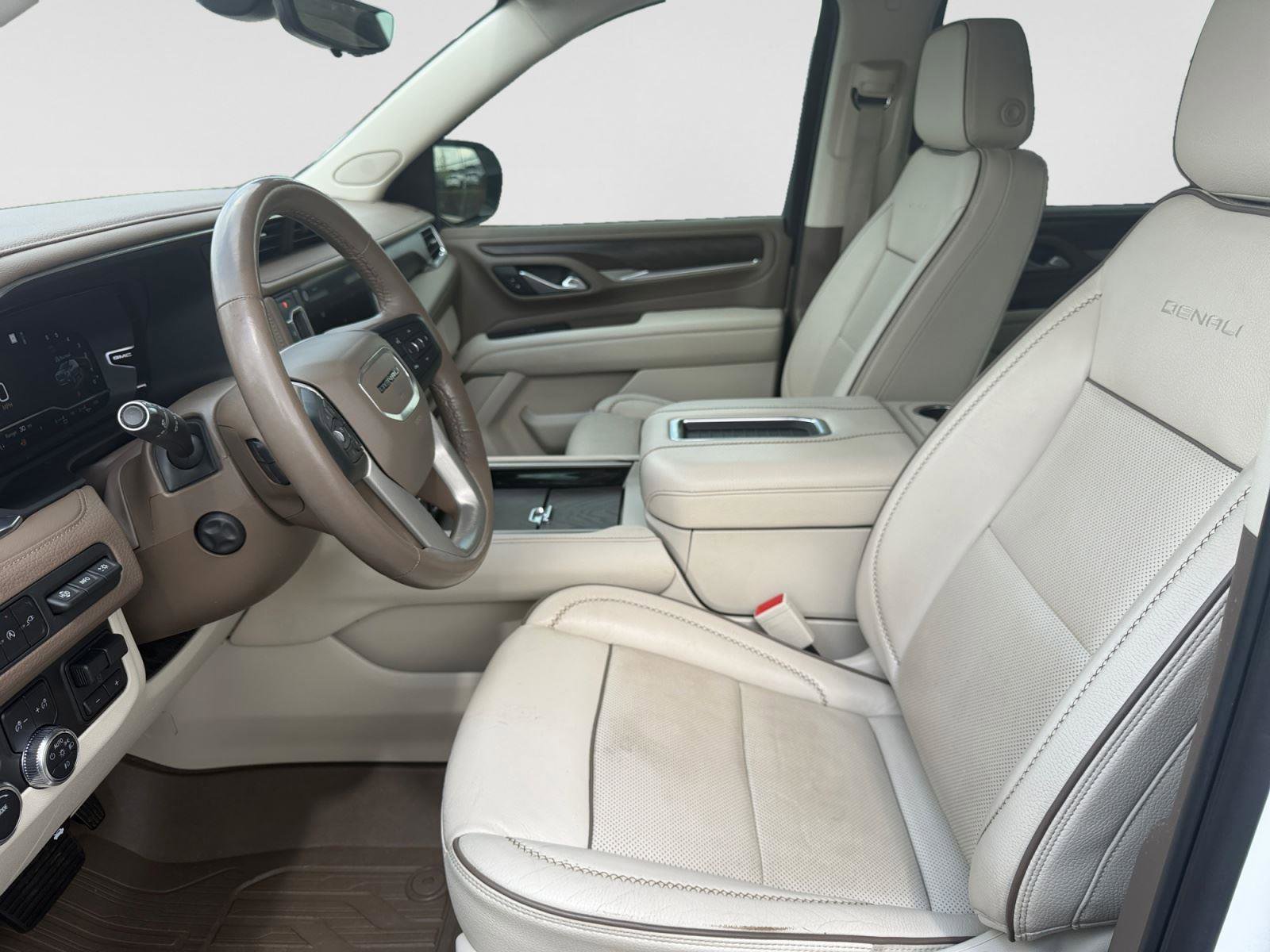 Used 2022 GMC Yukon XL Denali w/ Denali Premium Package RWD image 10