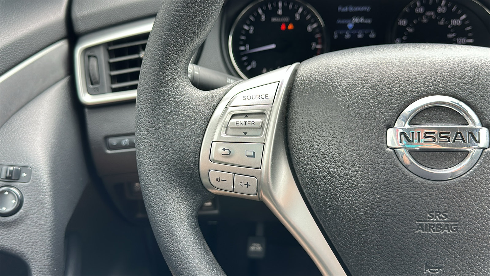 Used 2016 Nissan Rogue S AWD/4WD image 15