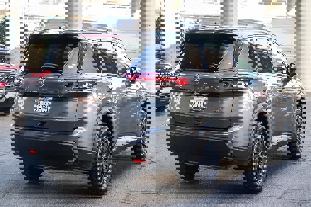 Used 2024 Nissan Rogue SV image 4