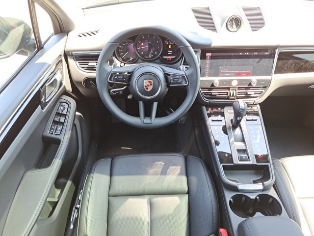 Used 2025 Porsche Macan AWD/4WD image 17