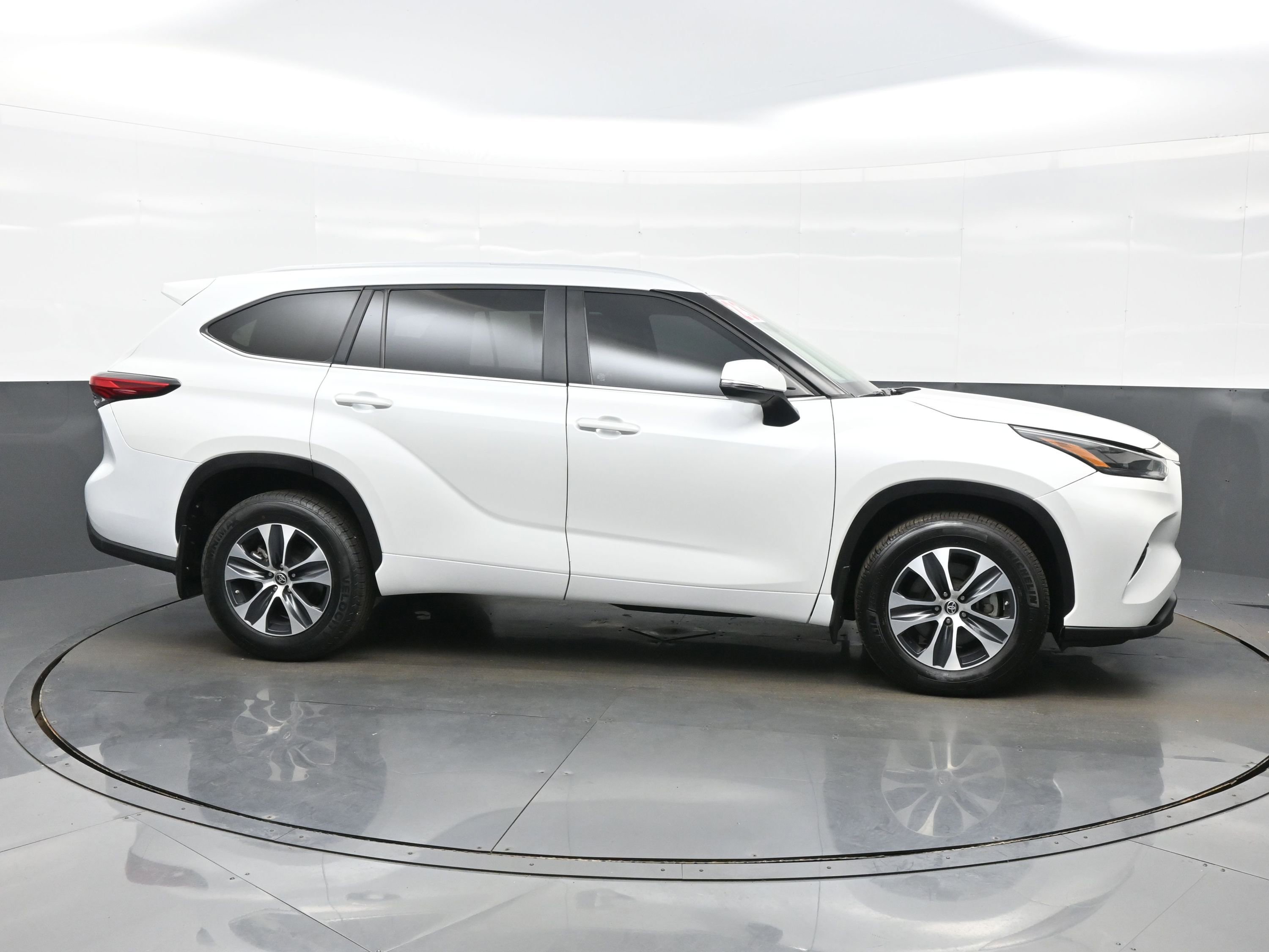 Used 2023 Toyota Highlander XLE AWD/4WD image 7