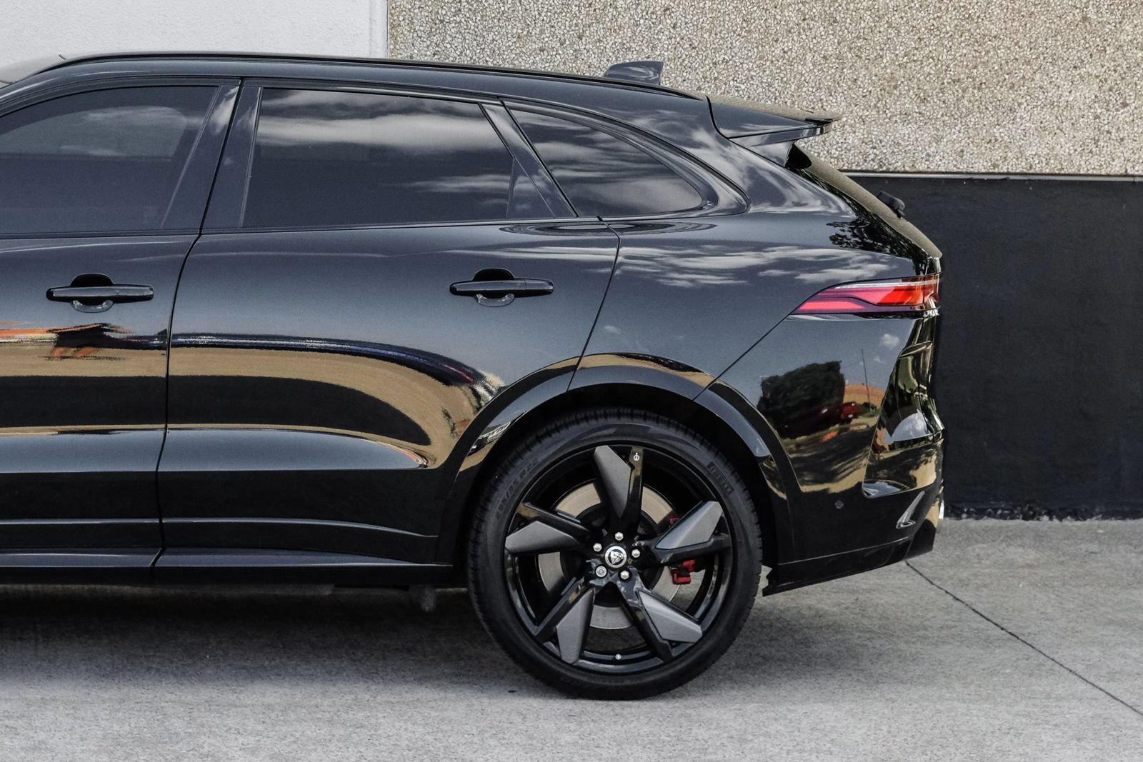 Used 2025 Jaguar F-PACE SVR AWD/4WD image 17