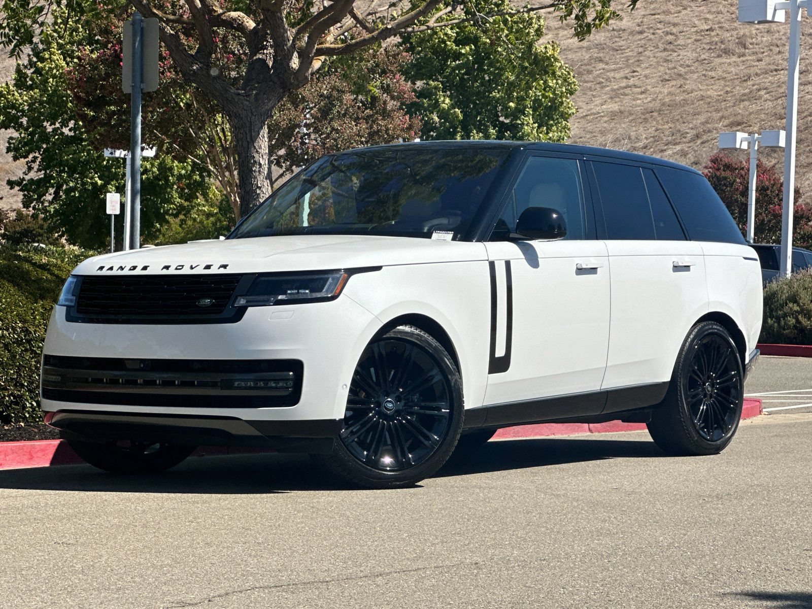 Used 2023 Land Rover Range Rover SE AWD/4WD image 2