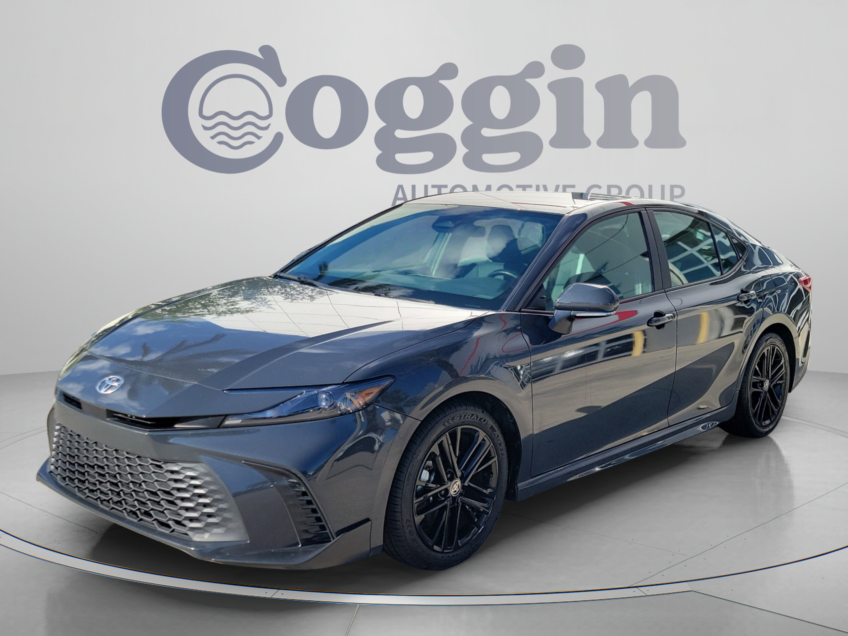 Used 2025 Toyota Camry SE FWD image 1