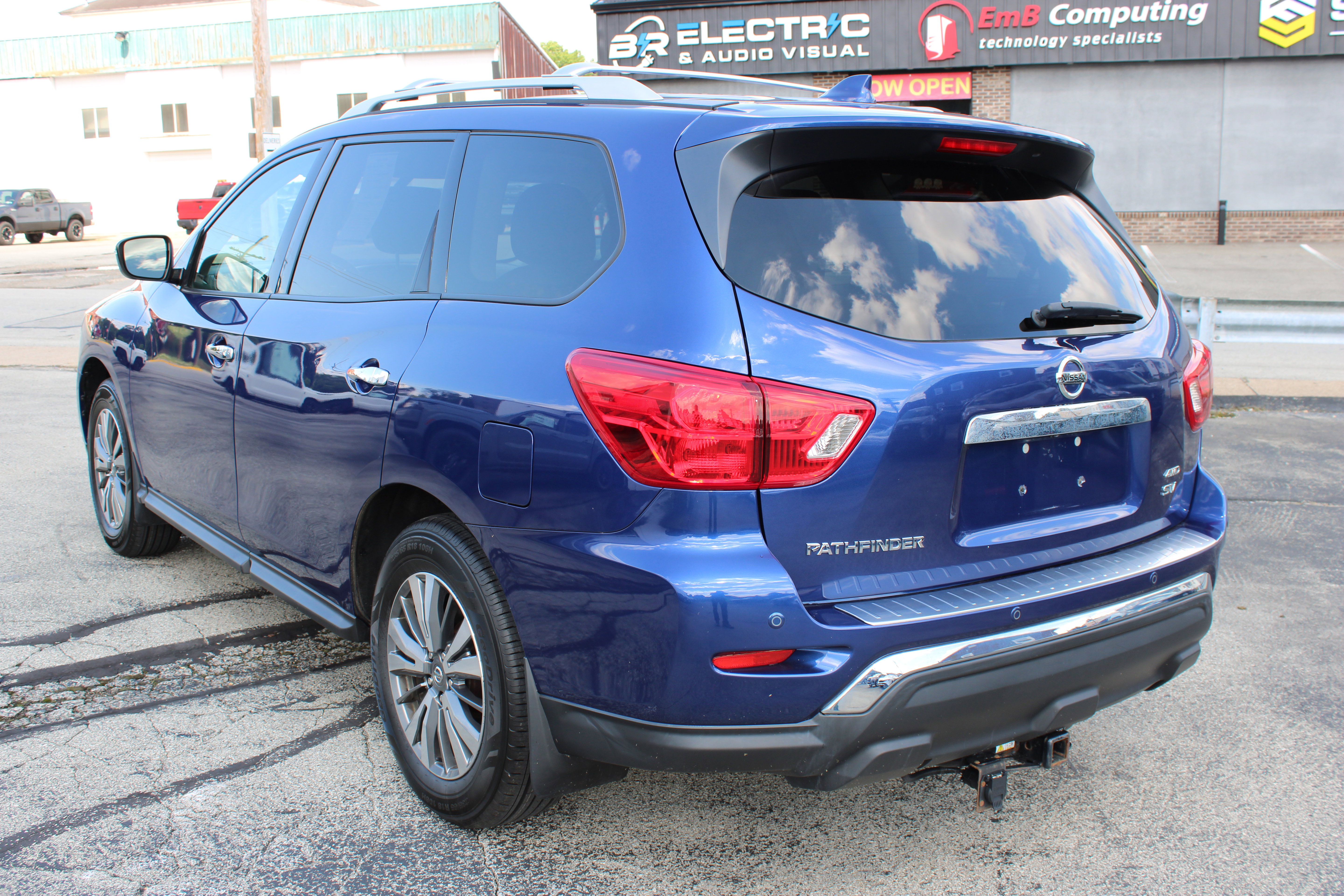 Used 2020 Nissan Pathfinder SV AWD/4WD image 3