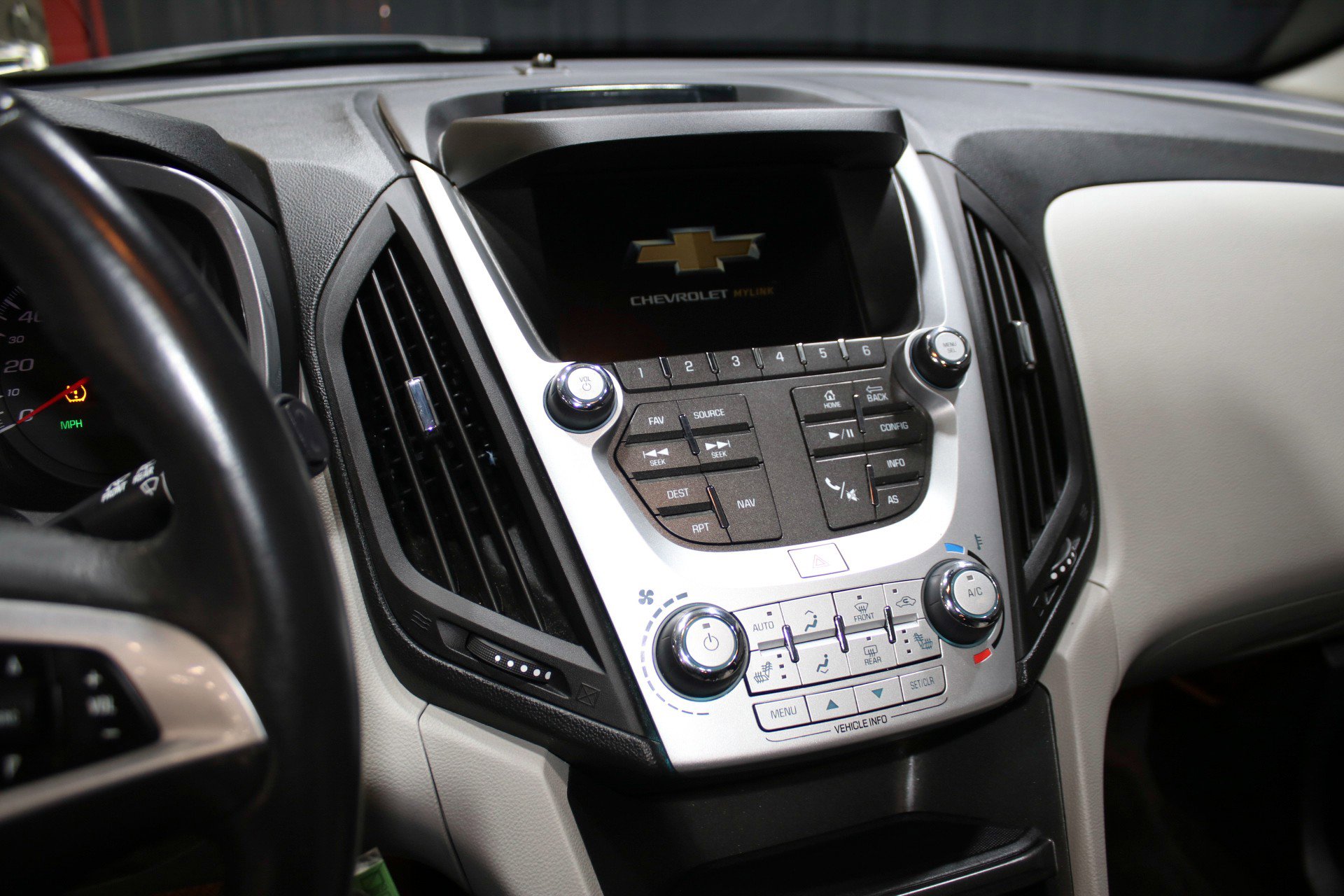 Used 2017 Chevrolet Equinox Premier w/ Enhanced Convenience Package FWD image 41