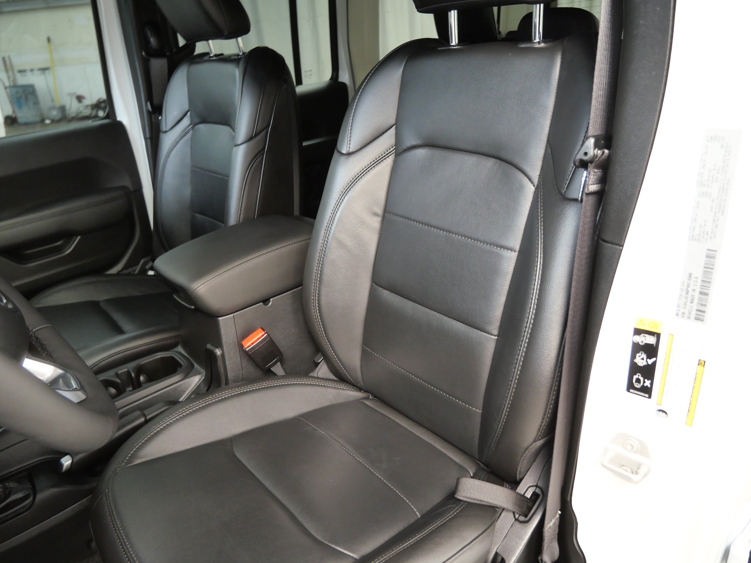 Used 2023 Jeep Wrangler Unlimited Sahara AWD/4WD image 3