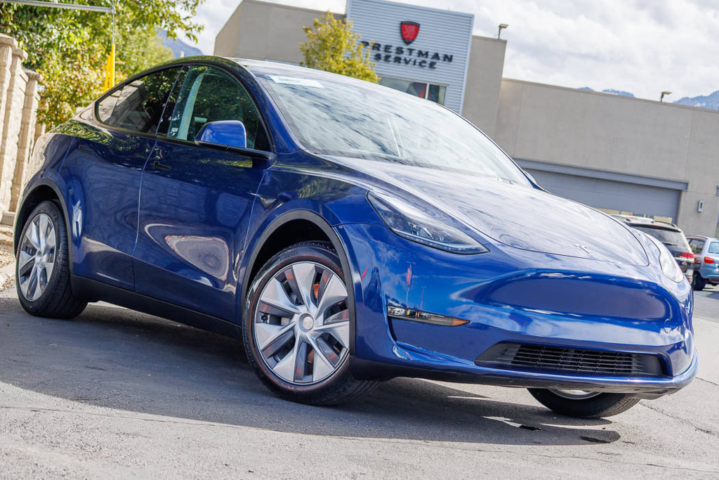 Used 2024 Tesla Model Y Long Range AWD/4WD image 1