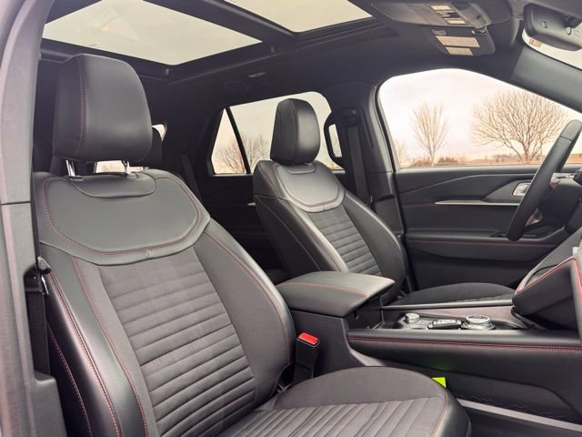 Used 2025 Ford Explorer ST-Line w/ ST-Line Street Pack image 21