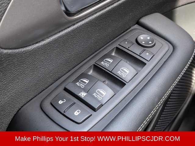 Used 2025 Chrysler Pacifica Select FWD image 23