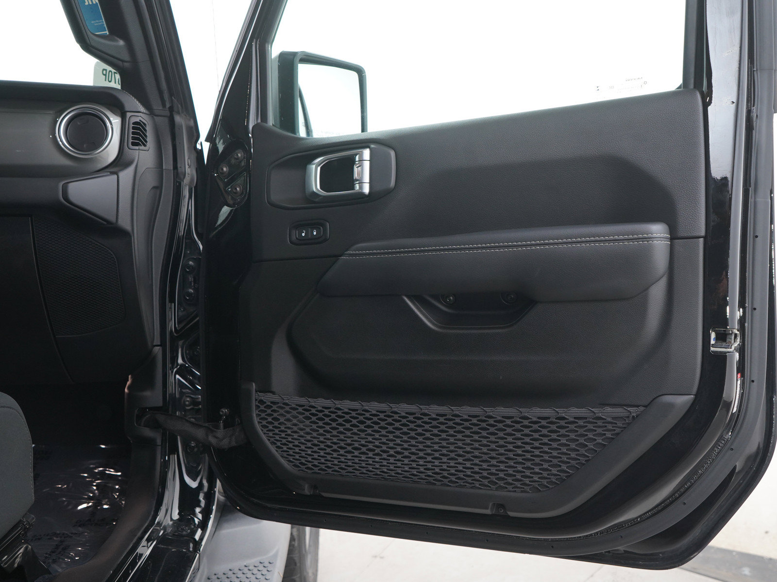 Used 2023 Jeep Wrangler Unlimited Sahara AWD/4WD image 11