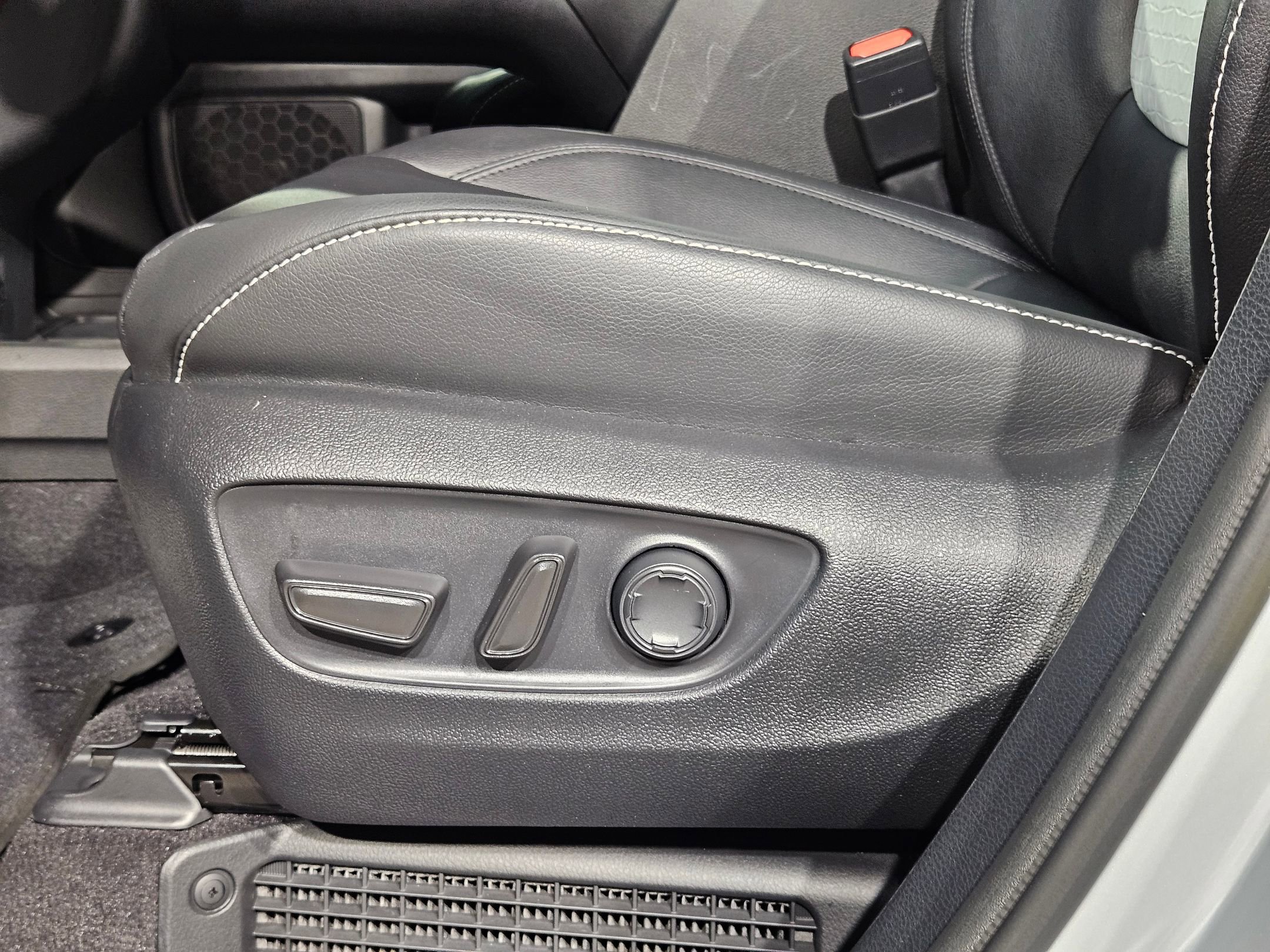 Certified 2025 Toyota Sienna XSE FWD image 23
