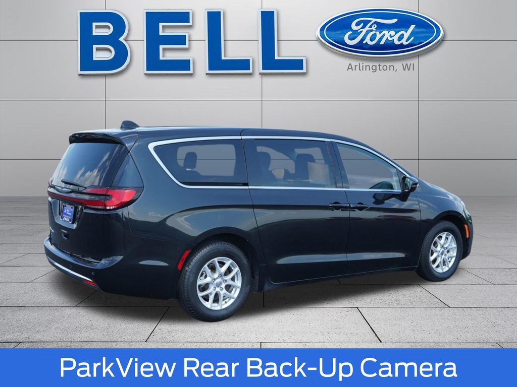 Used 2023 Chrysler Pacifica Touring-L FWD image 3