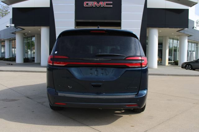 Used 2025 Chrysler Pacifica Limited FWD image 33
