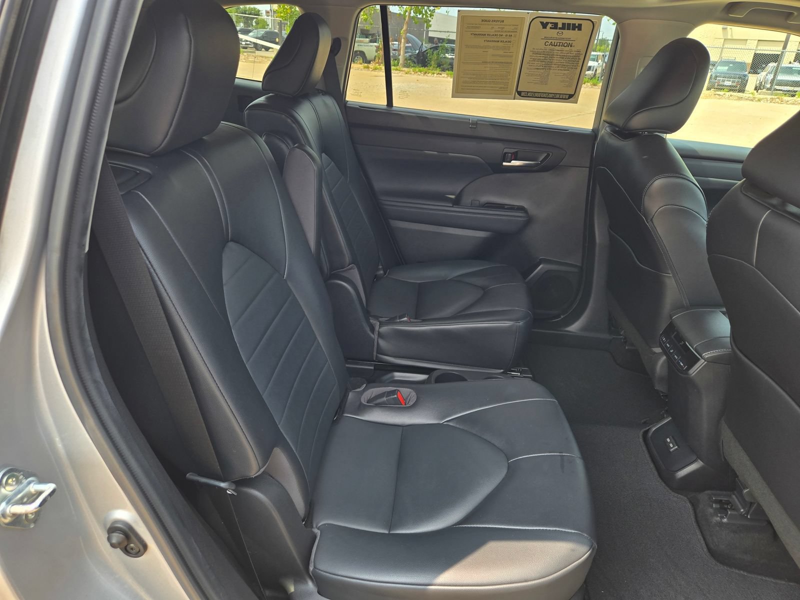 Used 2022 Toyota Highlander XLE FWD image 28