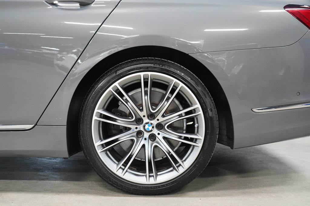 Used 2022 BMW 750Li xDrive AWD/4WD image 35