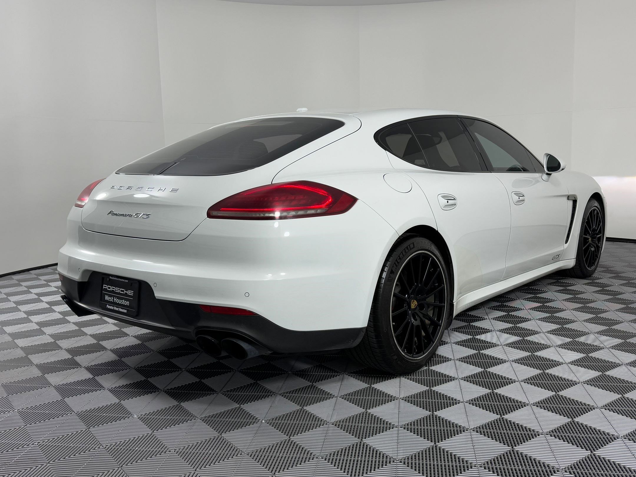 Used 2016 Porsche Panamera GTS image 9