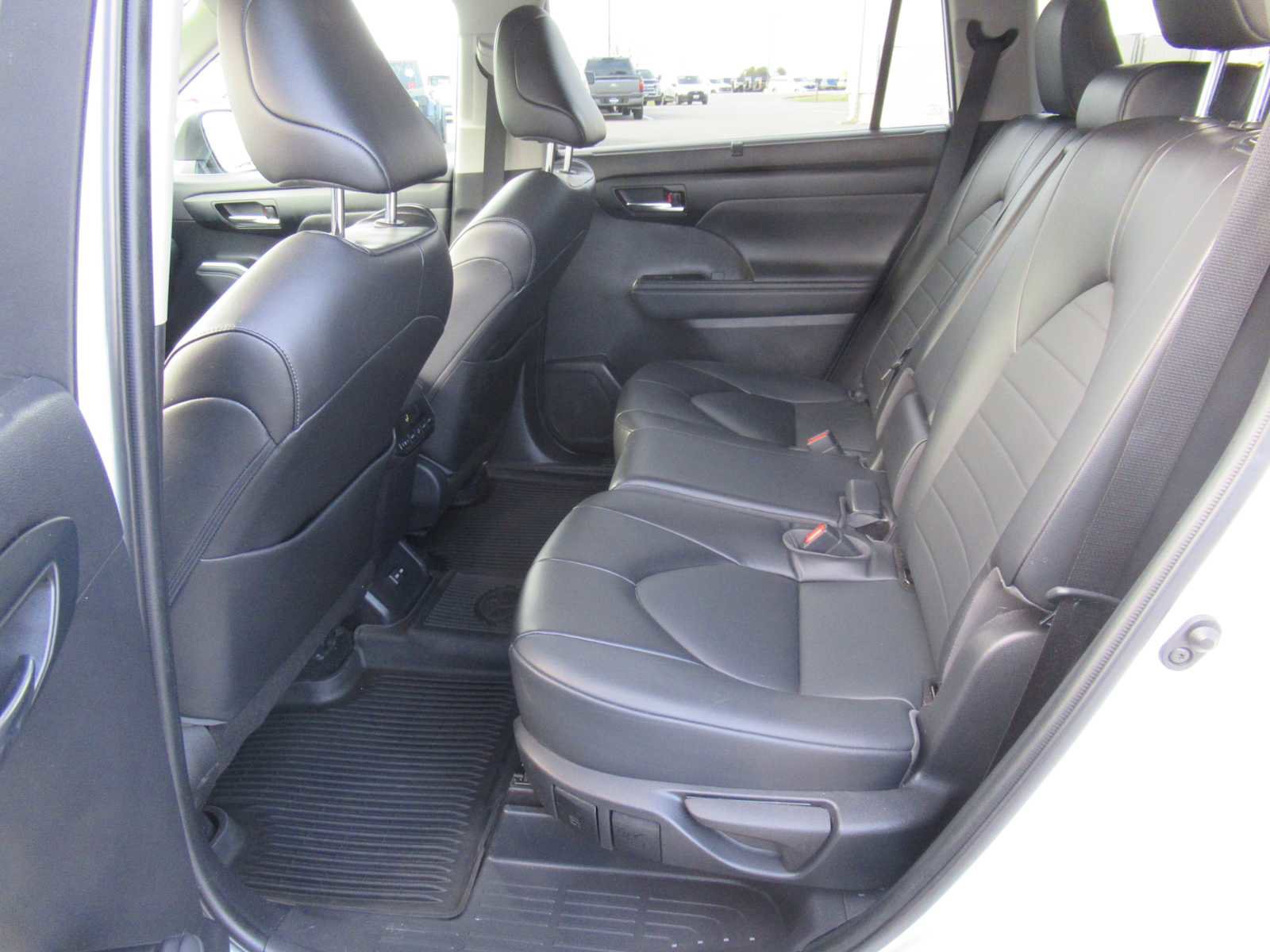 Used 2022 Toyota Highlander XLE image 16
