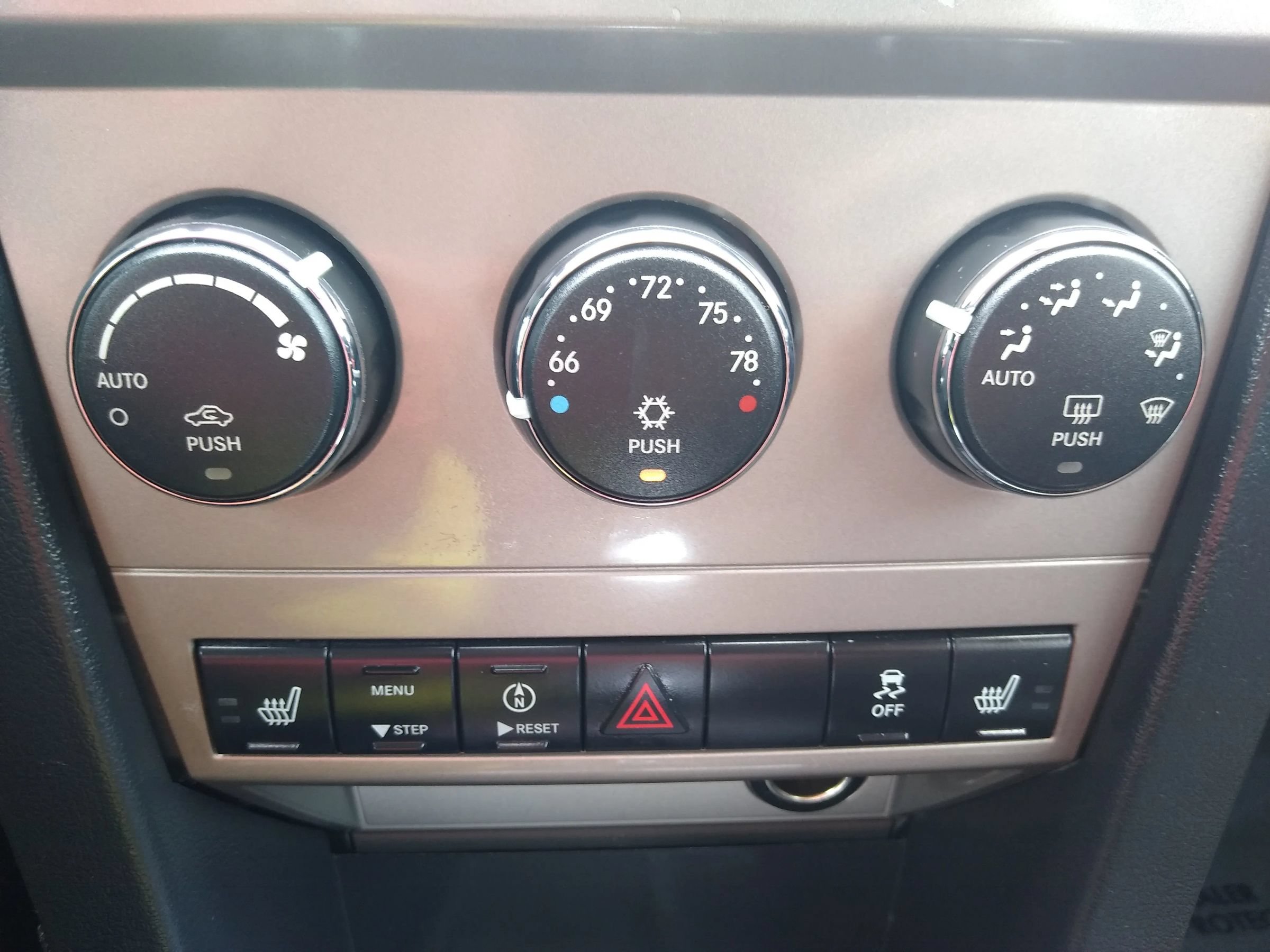 Used 2010 Dodge Avenger R/T w/ Navigation & Sound Group I FWD image 17