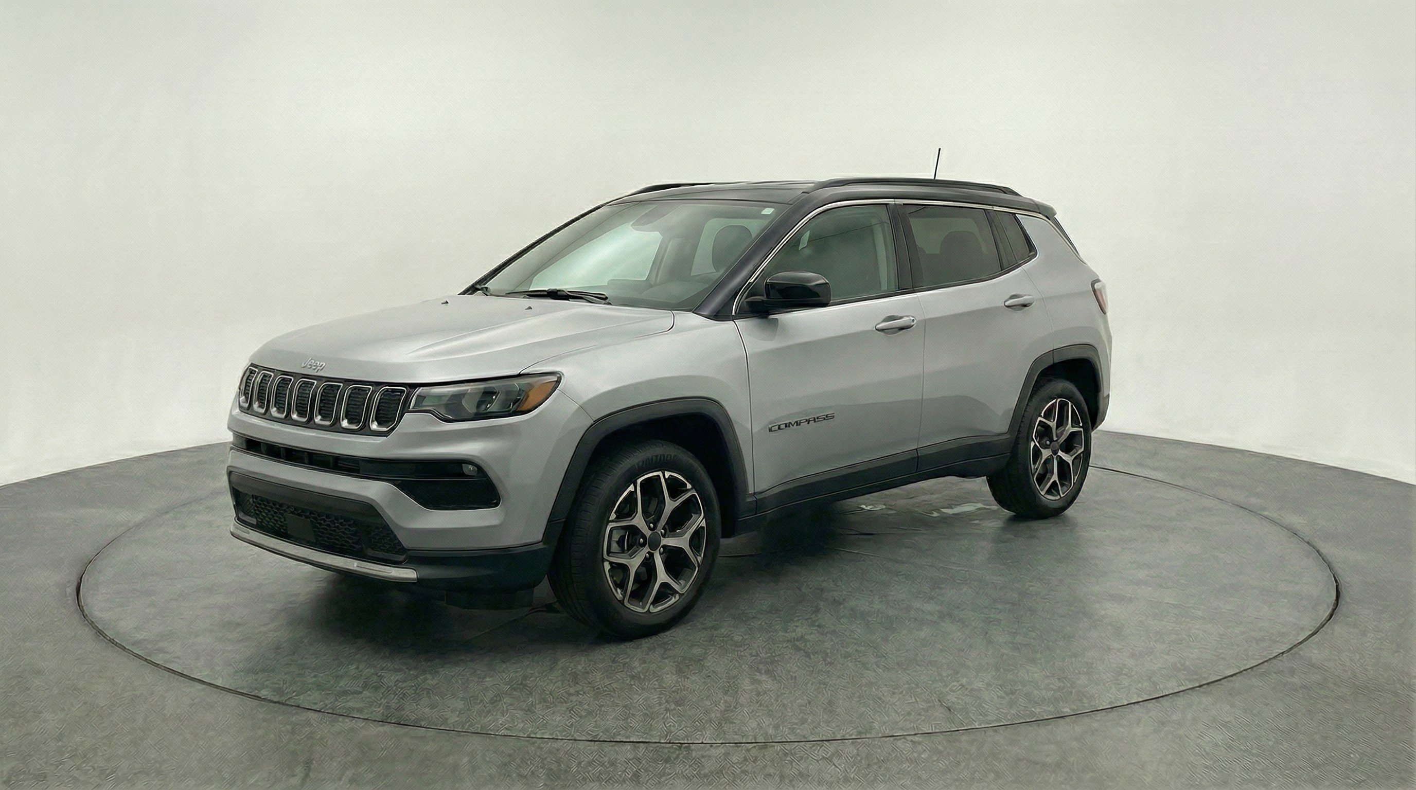 Used 2025 Jeep Compass Limited AWD/4WD image 3