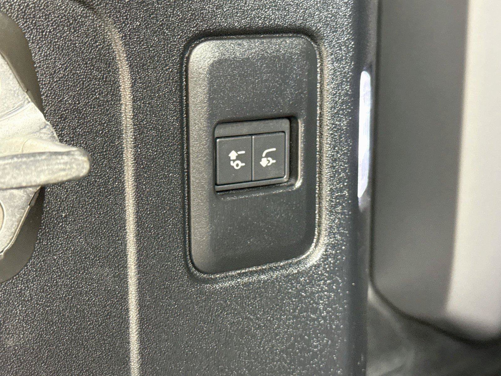 Used 2023 Land Rover Defender 110 V8 AWD/4WD image 32