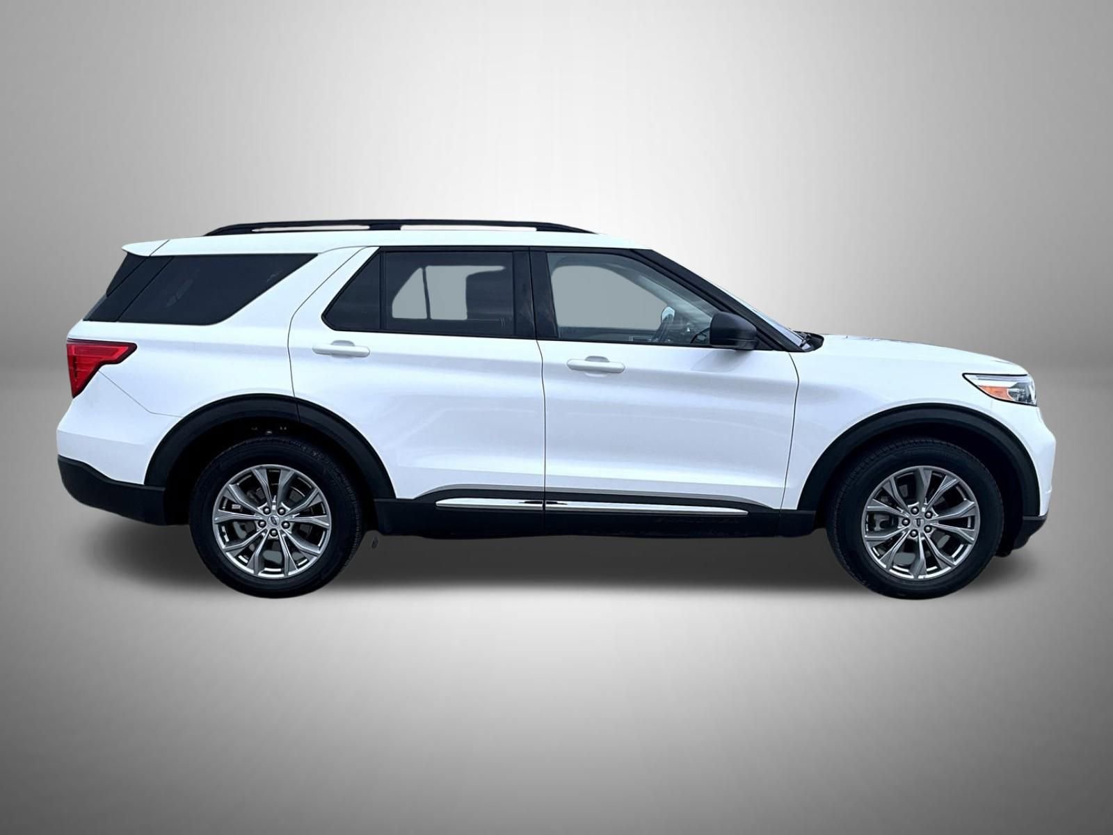 Used 2022 Ford Explorer XLT w/ Equipment Group 202A image 4