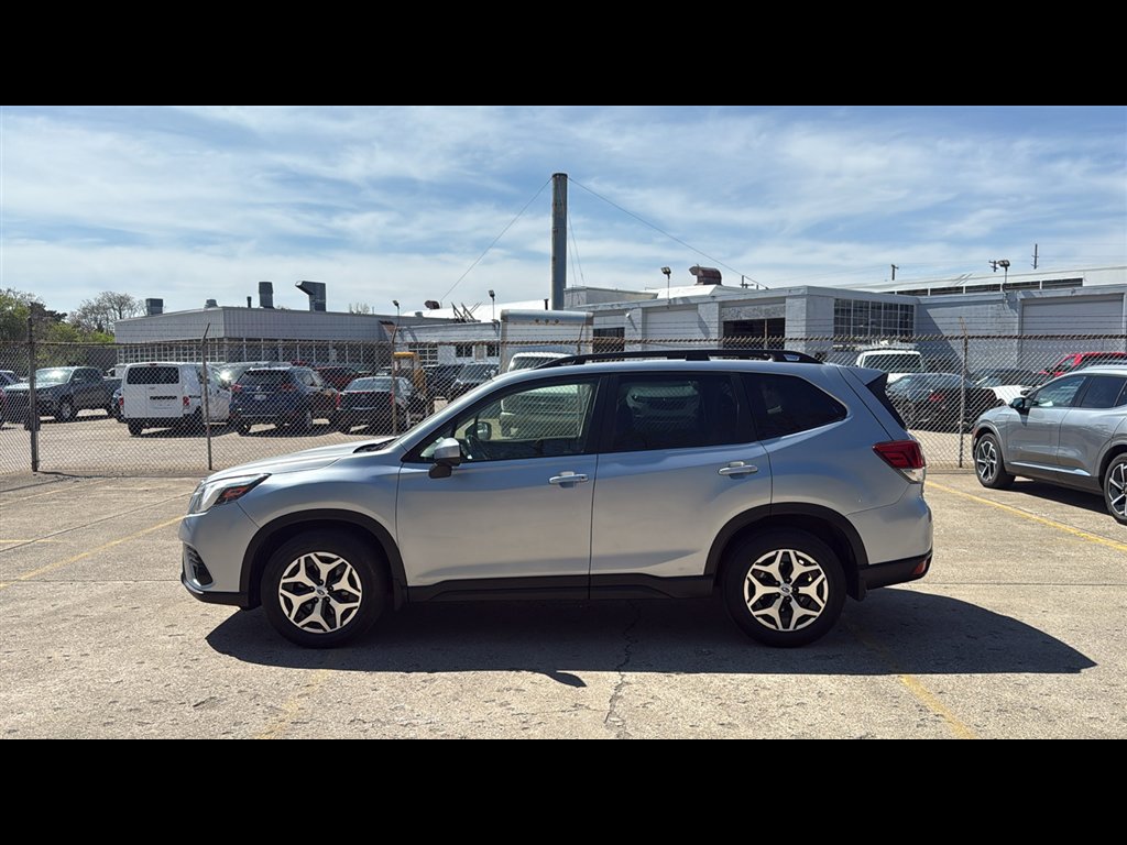 Used 2023 Subaru Forester Premium image 3