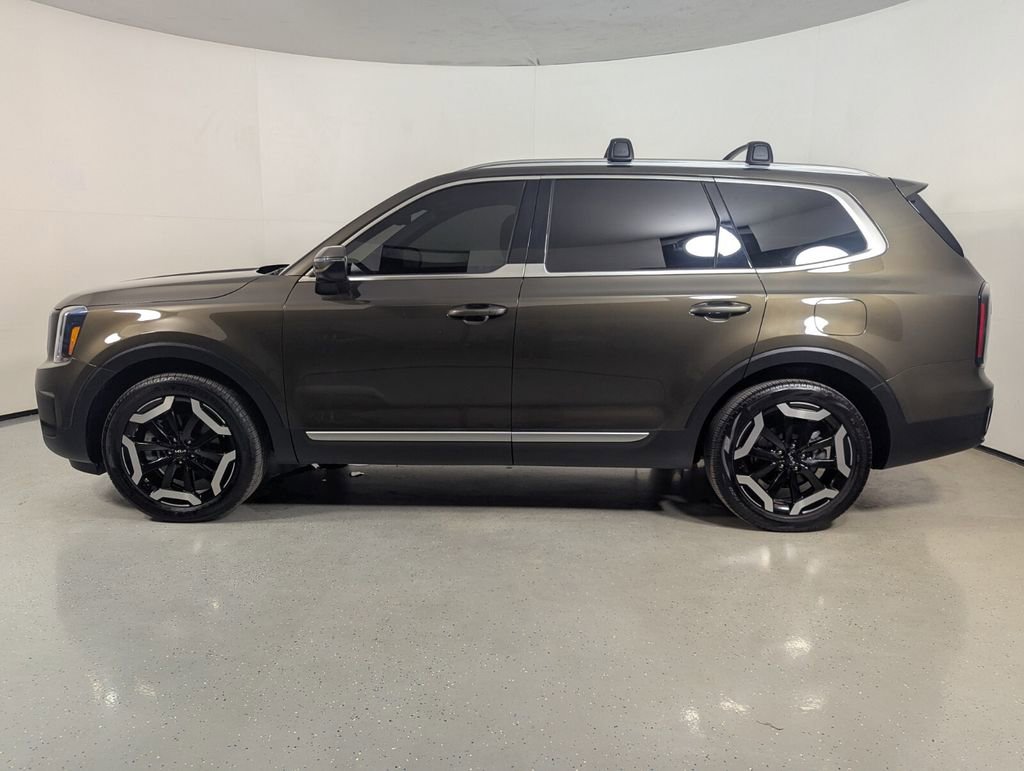 Used 2024 Kia Telluride EX w/ EX Captain's Chair Package FWD image 4